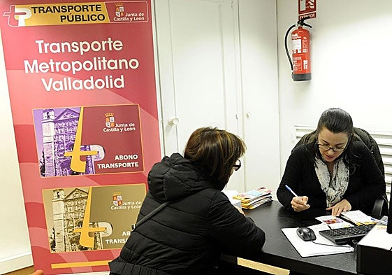 Oficina del transporte metropolitano de Valladolid en la estación de autobuses.