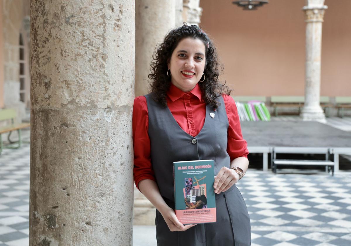 La escritora Aida dos Santos con su libro 'Hijas del Hormigón' en su presentación en la Biblioteca de Castilla y León