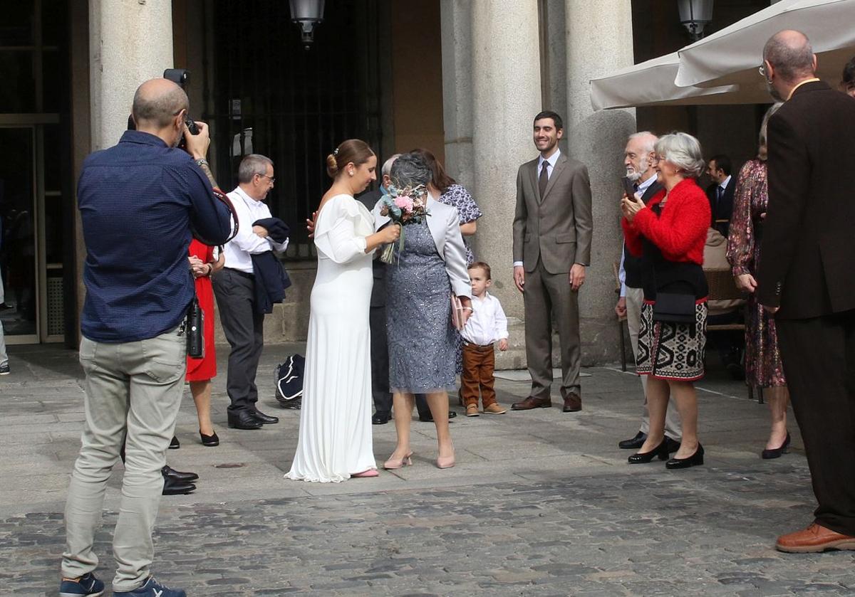 Un fotógrafo retrata la llegada de la novia a una boda celebrada en el Ayuntamiento de Segovia.