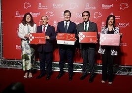 El presidente de la Junta junto con los consejeros de Medio Ambiente y Movilidad, durante la presentación de la tarjeta de transporte.
