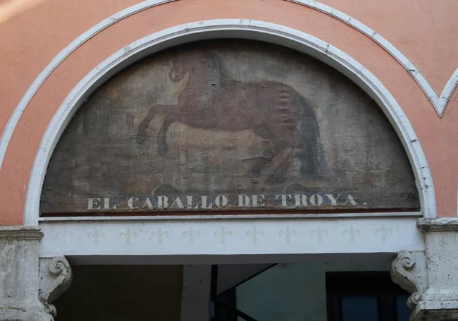 Mural del Caballo de Troya en el palacio.
