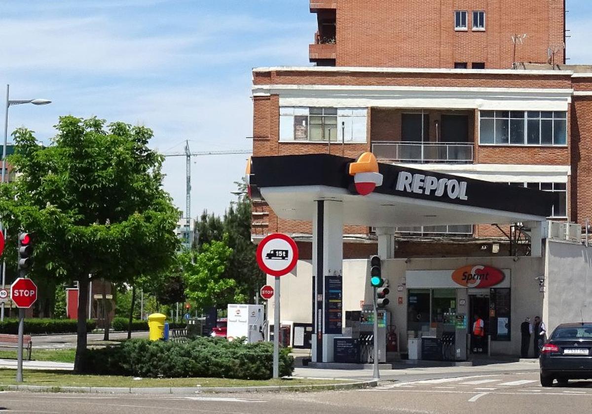 Gasolinera de Repsol en el cruce de Arco de Ladrillo con la calle Arca Real, donde fue interceptado el hombre.