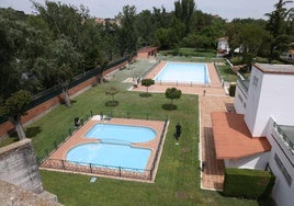 Los operarios ultiman los trabajos antes de la apertura de las piscinas de Juan de Austria.