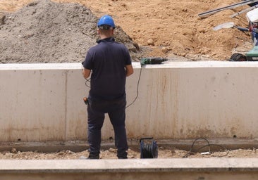 Los operarios trabajan «de lunes a domingo» para agilizar la reapertura de la piscina de Girón
