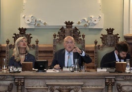 Irene Carvajal, Jesús Julio Carnero y Francisco Blanco, durante el pleno ordinario de mayo.