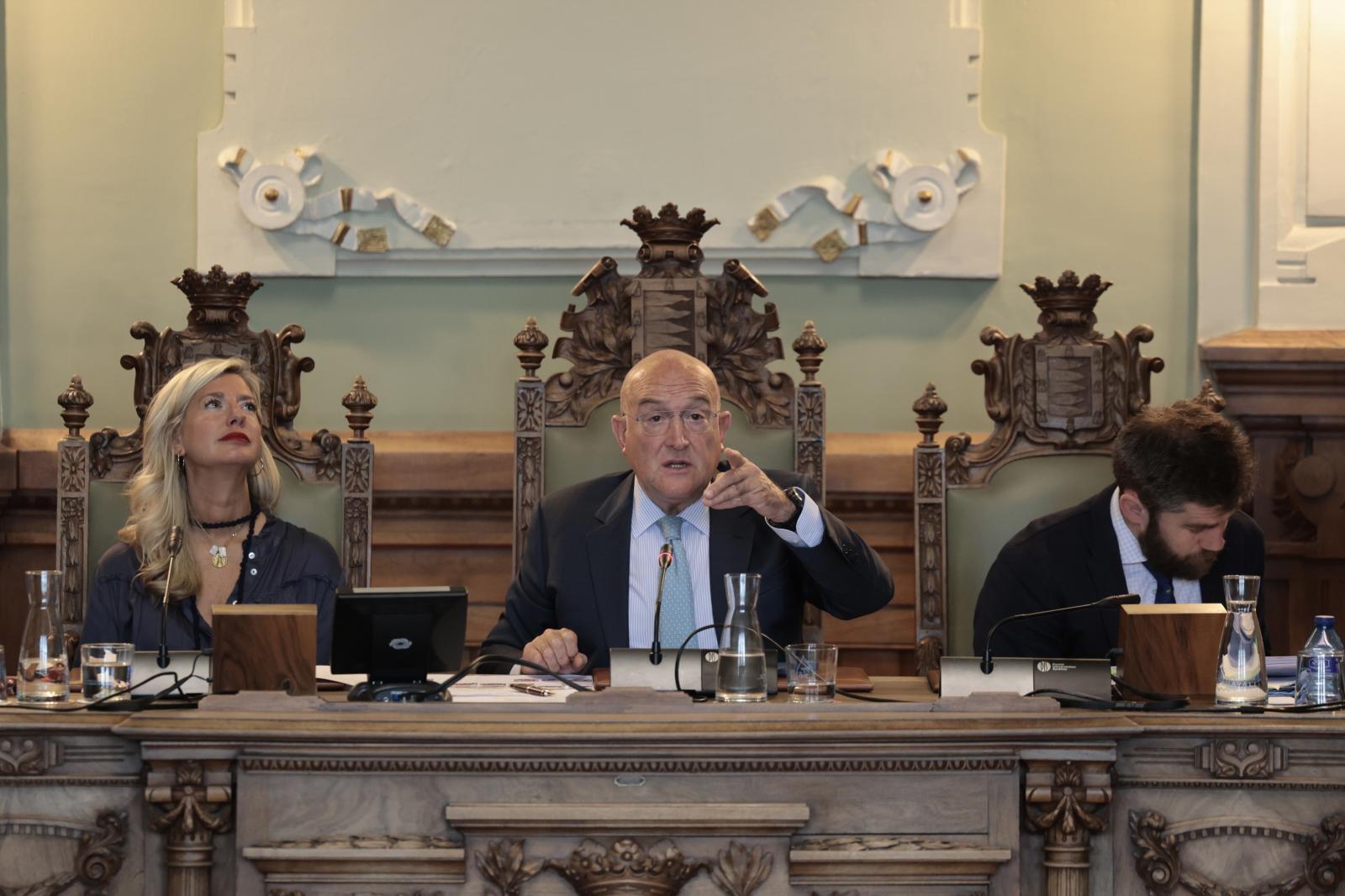 Irene Carvajal, Jesús Julio Carnero y Francisco Blanco, durante el pleno ordinario de mayo.