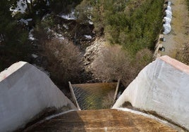 Salto de agua en la presa del Tejo.