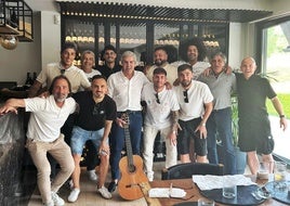 Jugadores del Rayo Vallecano, junto a José Moro, en el interior de Cepa 21