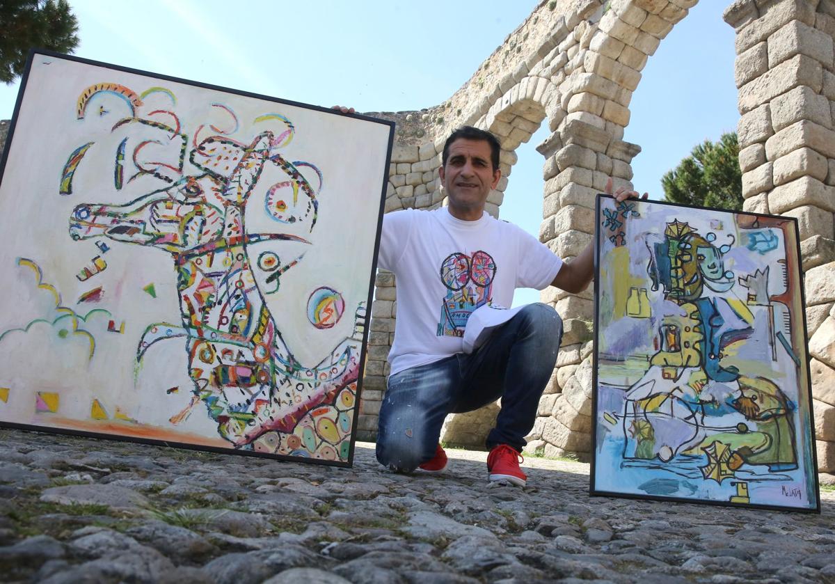 José Antonio Tejedor posa con dos de sus obras en Segovia.