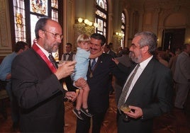 Javier León de la Riva, Manolo Sánchez y Tomás Rodríguez Bolaños, tras la toma de posesión del primero en 1995.