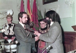 Tomás Rodríguez Bolaños recibe el bastón de mando en abril de 1979.