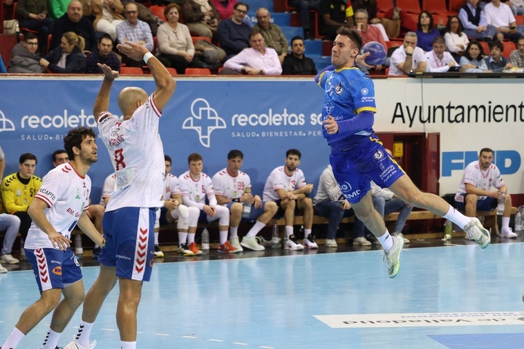Alejandro Pisonero se eleva para lanzar, en un partido de esta temporada en Huerta del Rey.