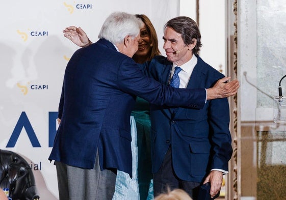 González y Aznar el pasado 20 de mayo durante la entrega de la medalla de honor del Consejo Empresarial Alianza Por Iberoamérica.