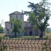 Casona agrícola de la finca de Los Quemadillos con la arquería del claustro del siglo XVII adosada.