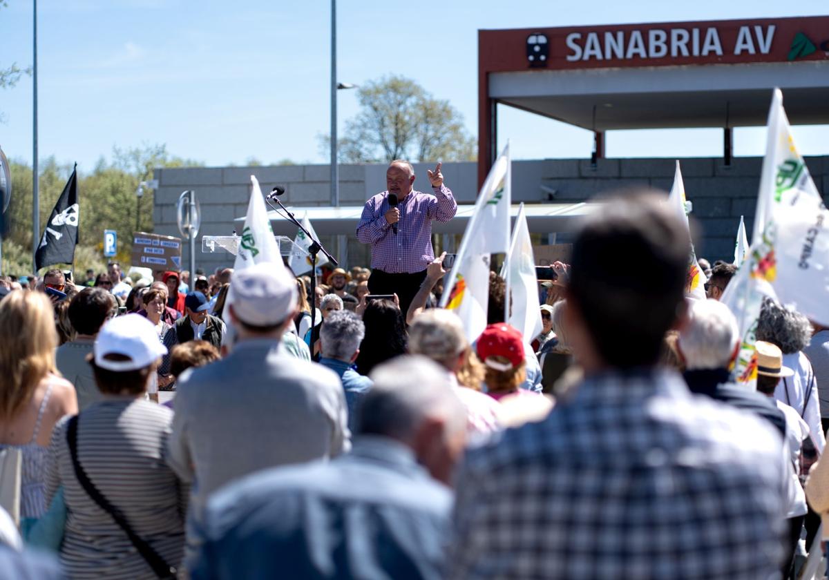 Concentración contra la pérdida de frecuencias ferroviarias en Zamora.