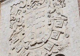 El escudo más grande del mundo en la facha de la Iglesia de la Magdalena.