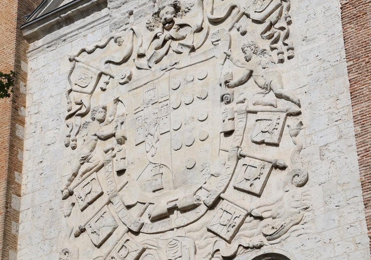 El escudo más grande del mundo en la facha de la Iglesia de la Magdalena.