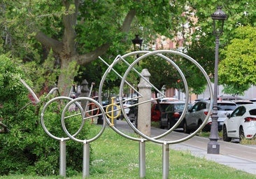 La escultura que marca el inicio del carril bici universitario de Valladolid
