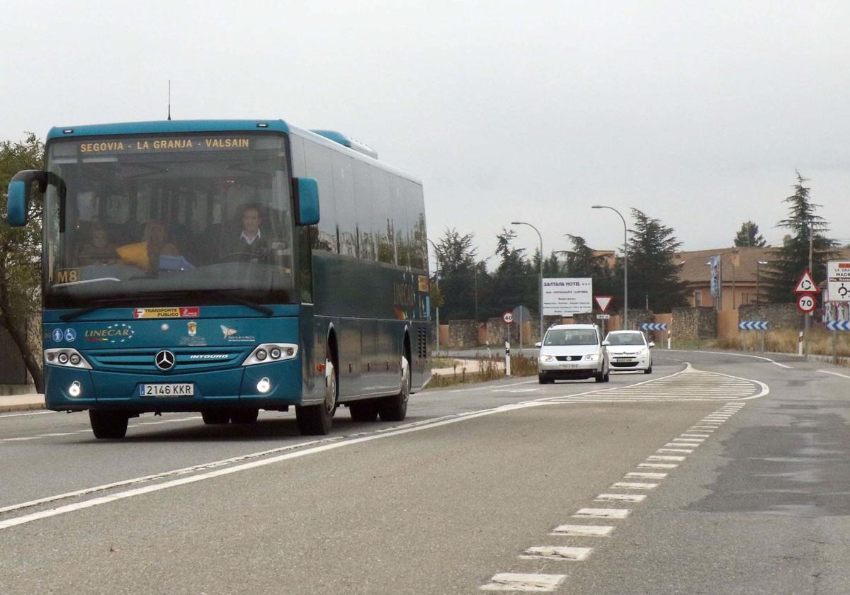 Un autobús que conecta Segovia, La Granja y Valsaín.