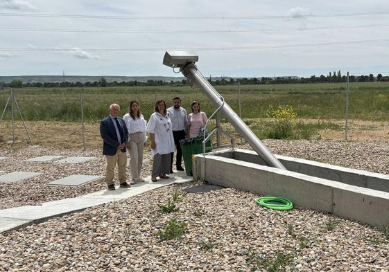 La presidenta de la Diputación, en el centro, visita las obras ejecutadas en Cascón de la Nava.