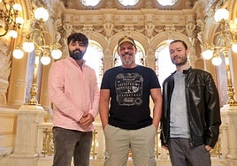 Miguel Gane, César Pérez Gellida y David Galán 'Redry', en el vestíbulo del Ayuntamiento.