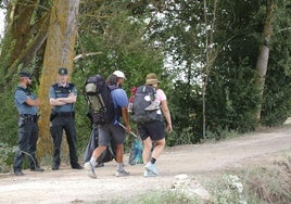 La Guardia Civil vigila un tramo del Camino de Santiago en Frómista al paso de peregrinos.