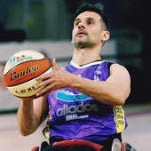 Soria se prepara para lanzar a canasta, en un partido esta temporada.