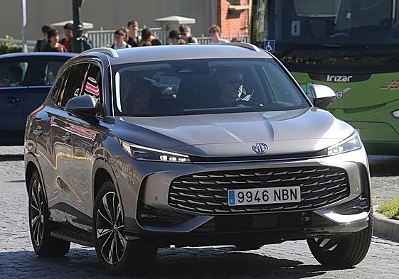 Un coche recién matriculado circula por las calles de Segovia capital.