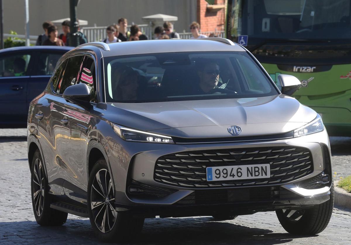 Un coche recién matriculado circula por las calles de Segovia capital.