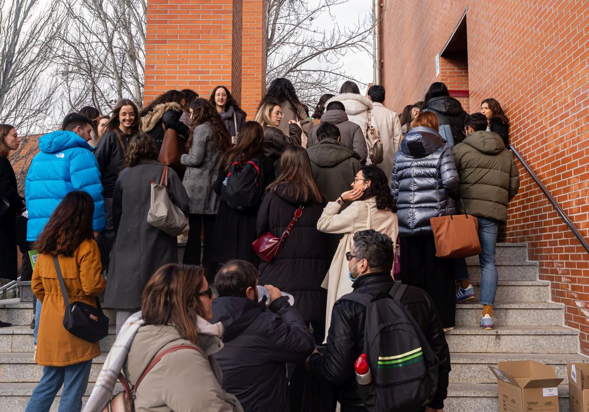 Ofensiva para ganar nuevos médicos: horarios flexibles e incentivos en pueblos de difícil cobertura