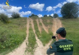 Un agente de la Guardia Civil realiza labores de vigilancia en la zona.