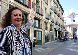 La guía turística, Inés Retortillo, muestra la iglesia de la Vera Cruz desde la calle Platerías de Valladolid