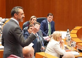 Alfonso Fernández Mañueco (PP) observa a David Hierro (Vox) durante su intervención.