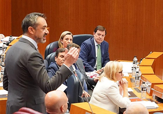 Alfonso Fernández Mañueco (PP) observa a David Hierro (Vox) durante su intervención.