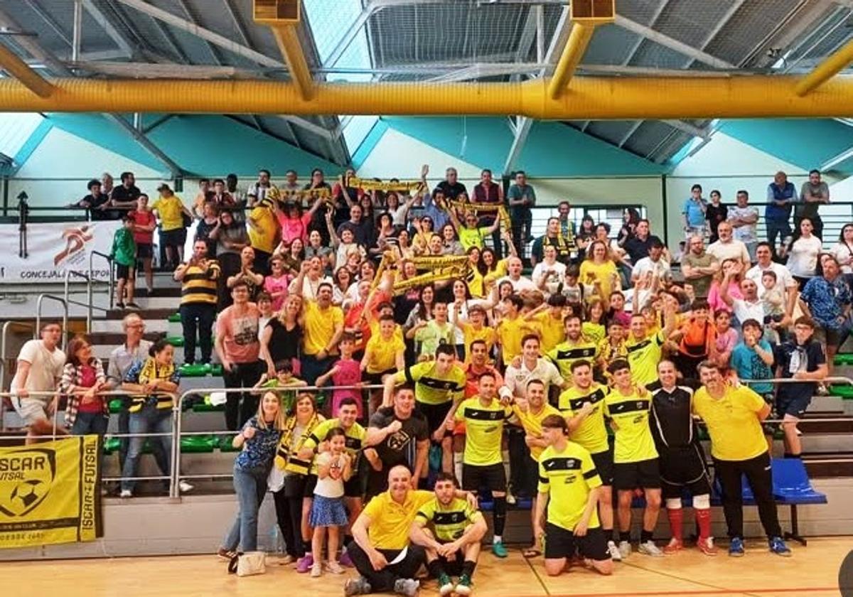 El equipo del club Íscarfutsal Recuperaciones Íscar celebrado el triunfo con su afición.