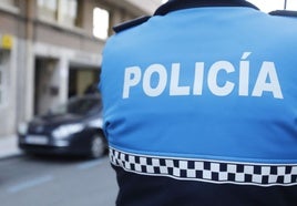Detenido por amoratarle el cuerpo a su pareja y dañar una marquesina del autobús