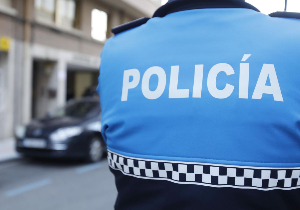 Detenido por amoratarle el cuerpo a su pareja y dañar una marquesina del autobús