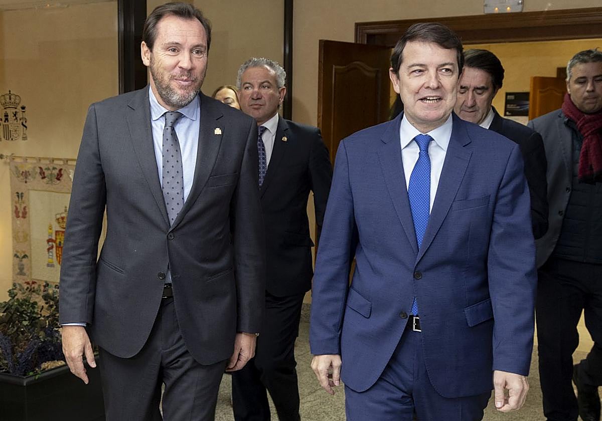 Óscar Puente y Alfonso Fernández Mañueco, en una imagen de archivo.