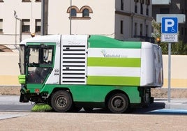 Imagen de archivo de una barredora del Servicio de Limpieza del Ayuntamiento de Valladolid.