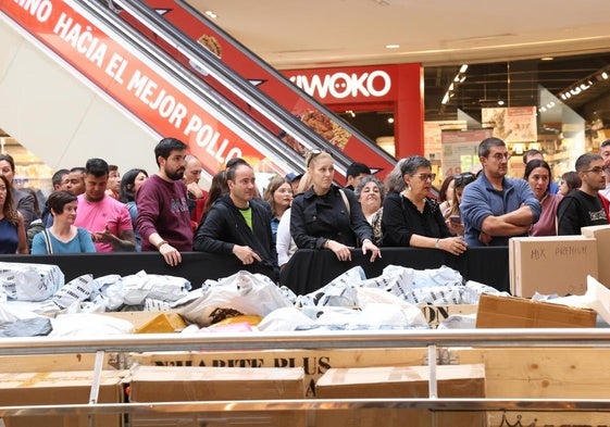 Varios clientes esperan su turno para adquirir los paquetes extraviados.