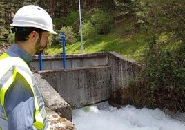 Un técnico vigila las labores de desembalse en la presa de El Tejo.