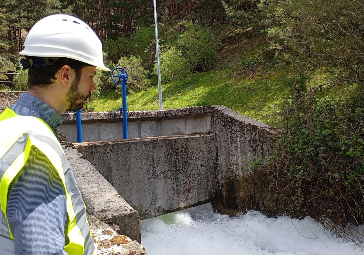 Un técnico vigila las labores de desembalse en la presa de El Tejo.