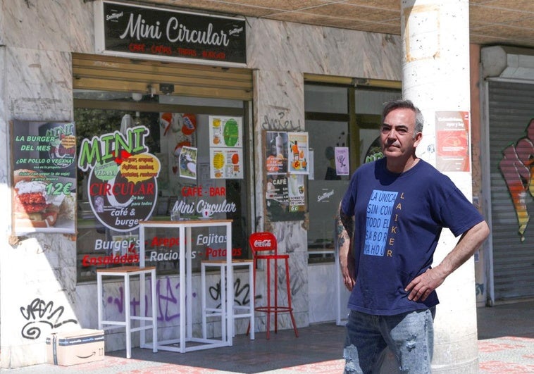 Miguel Asensio, frente a su bar, situado en la esquina de la calle Estación con Padre Claret.