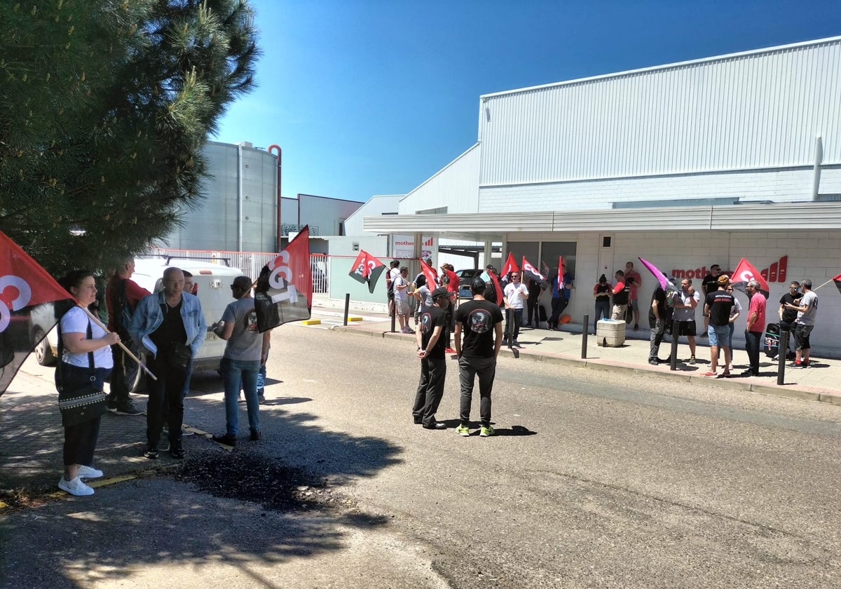 Concentración de trabajadores de Motherson en Rioseco antes la puerta principal de la planta