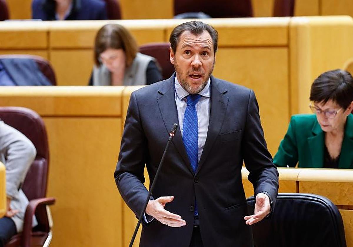 El ministro de Transportes y Movilidad Sostenible, Óscar Puente, interviene durante la sesión de control al Gobierno celebrada en el Senado el 22 de abril.
