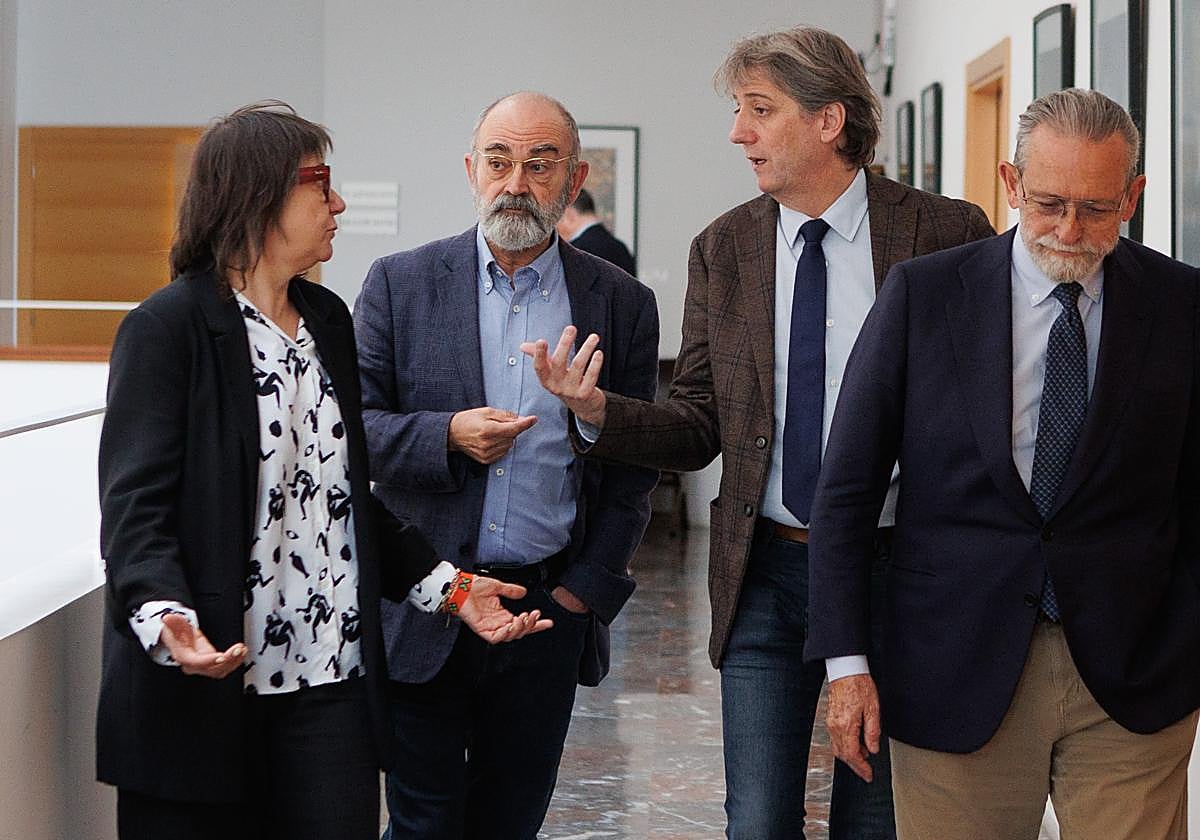 Martínez, segundo por la derecha, ayer en la presentación del congreso de Antonio Machado.