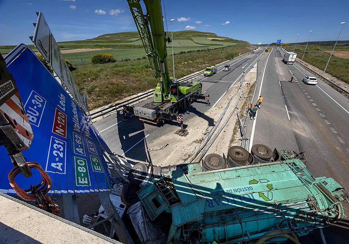 El camión ha quedado volcado en la mediana y parte de la calzada.