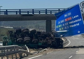 Estado en el que ha quedado el camión tras el accidente.