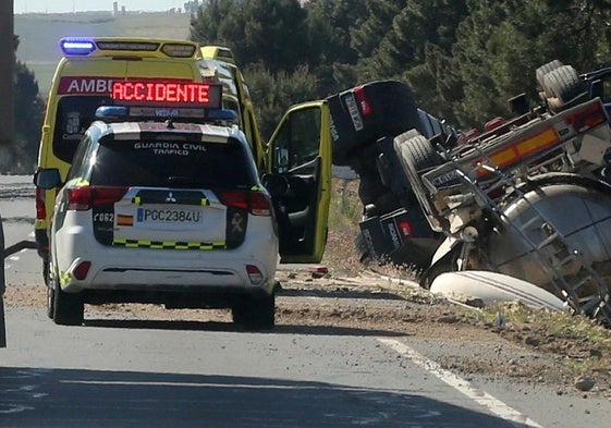 Guardia Civil y una ambulancia junto al camión volcado este miércoles en la CL-605.
