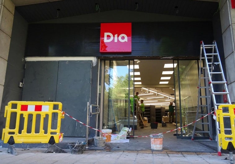 Los operarios están rematando ya las obras del futuro supermercado DIA de la Circular en la antigua parroquia de los claretianos.